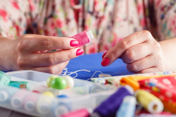 Nähhandwerk Nadel Textilfaden im menschlichen Finger — Stockfoto