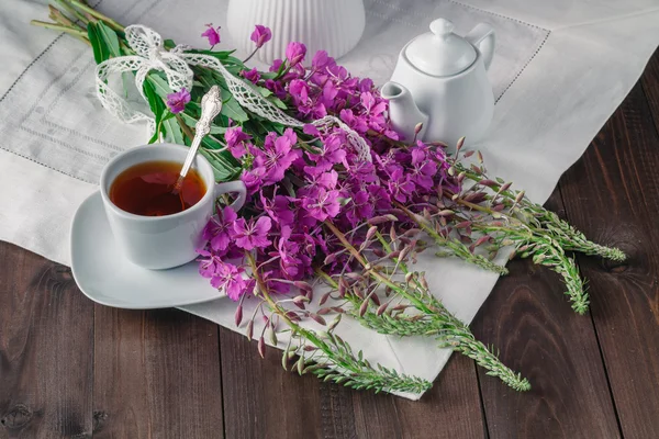 Té de hierbas en una taza de vidrio, flores frescas fireweed contra el da —  Fotos de Stock