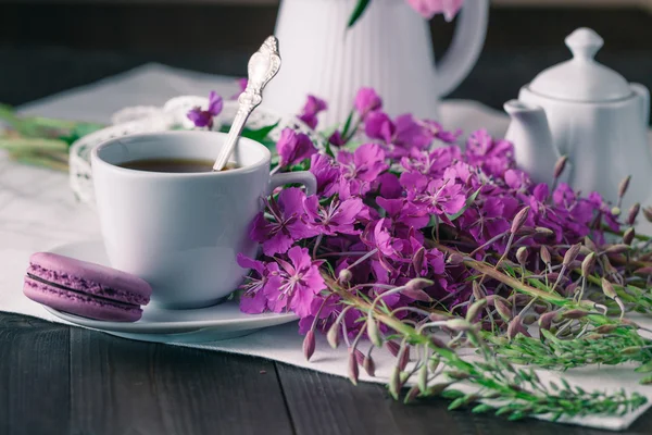 Sally floreciente y taza de té . —  Fotos de Stock