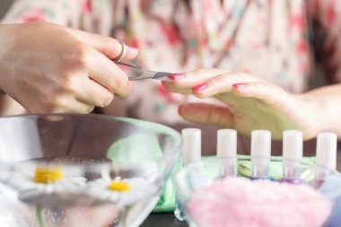 uygulama, manikür makasla kesme manikür