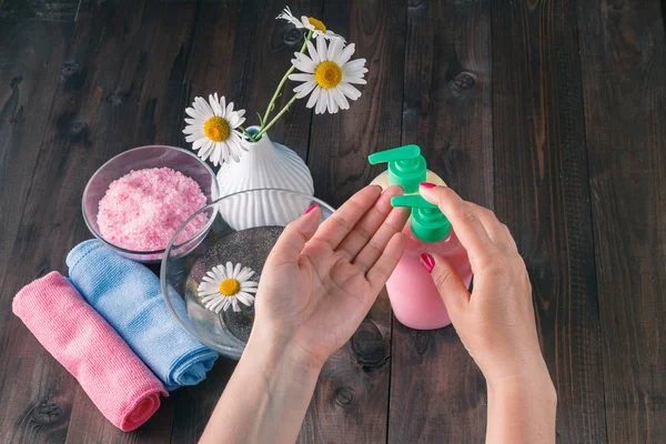 Mãos femininas usando dispensador com sabão líquido — Fotografia de Stock