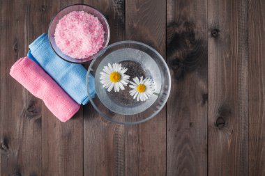 Ahşap arka planda spa aksesuarları