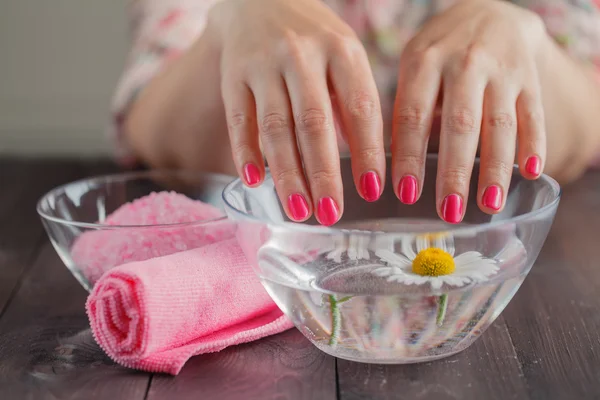 Belles mains de femme avec une manucure parfaite baignade — Photo