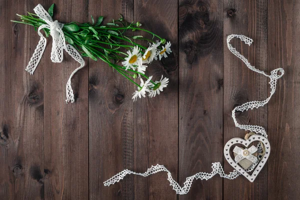 Flat lay of daisies forming a frame — Stock Photo, Image