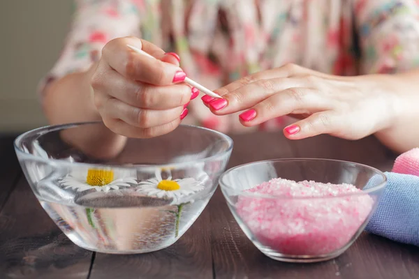 Manicura aplicar, la limpieza de las cutículas con palo de madera — Foto de Stock