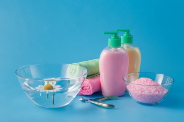 sıvı sabun ile havlu mavi masa