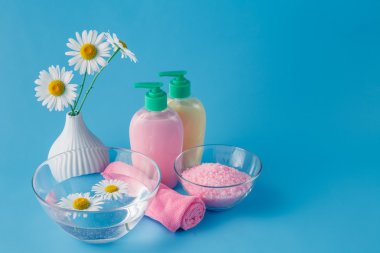 Mavi masa yakın çekim daisy ile güzel spa ayarı