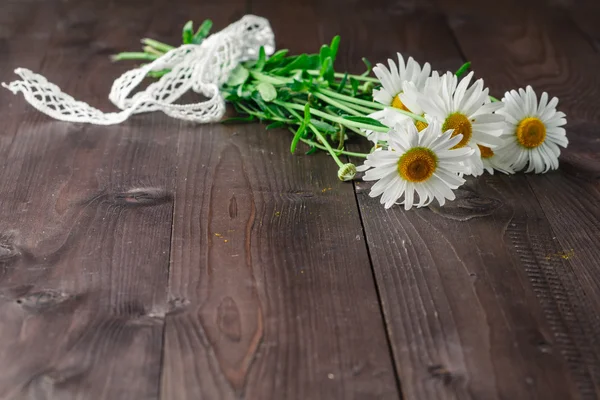 Ramillete de flores de margarita sobre fondo de madera — Foto de Stock