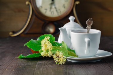 Bitkisel çay bardağı ıhlamur çiçeği ile