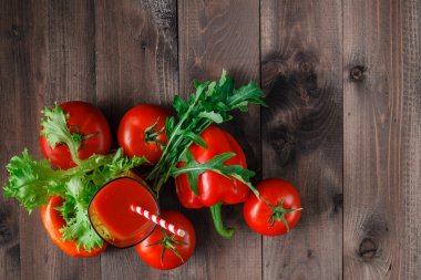 Domates suyu güler yüzlü