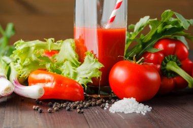 kalın domates suyu ve domates biber ve tuz