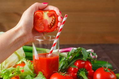 Domates suyu cam meyve suyu hazırlama