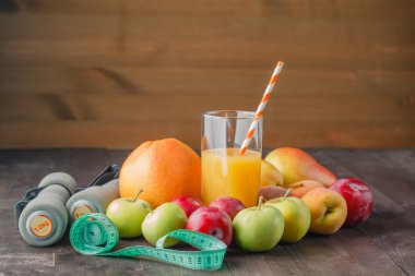 Diyet kavramı. Cam ve dumbell taze meyve suyu