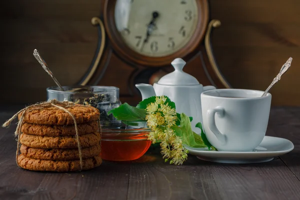 Healing herbal tea with Linden blossom and cookies — Stock Photo, Image