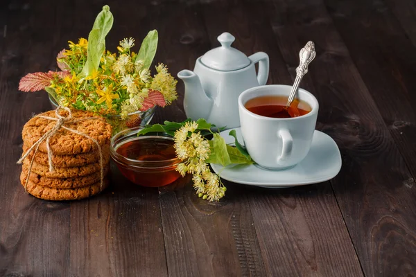 Fiori di tiglio, fitoterapia, tazza di tè di tiglio sano — Foto Stock