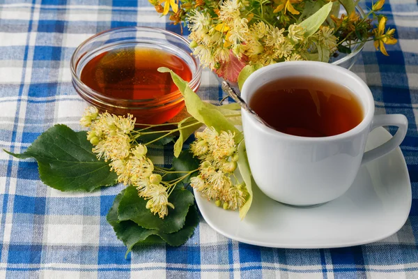 Черный чай с целебными травами и цветами Линден — стоковое фото