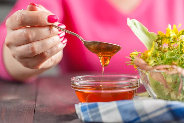 Honigschöpfen mit Lindenblüten auf dem Tisch — Stockfoto