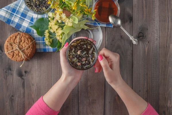 Primer plano de la mano de una mujer sosteniendo una taza de té de miel con miel — Foto de Stock