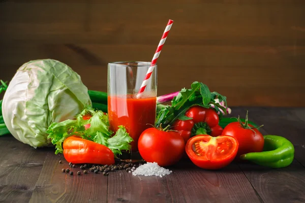 Sumo de tomate fresco na mesa rústica . — Fotografia de Stock