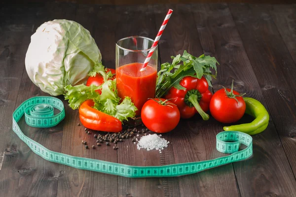 Fita métrica com tomate — Fotografia de Stock