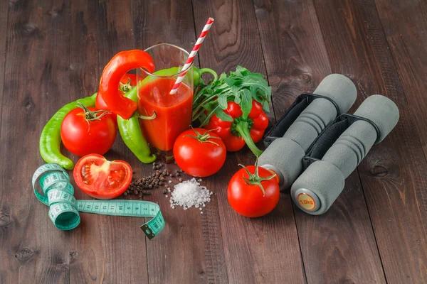 Halteres e alimentos saudáveis, fitness e dieta, espaço livre de cópia — Fotografia de Stock