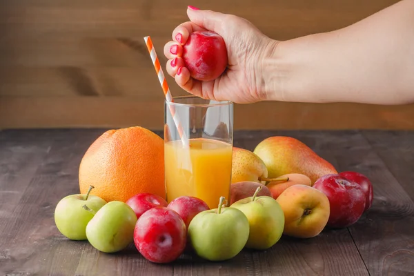 Frisches Obst entsaften — Stockfoto