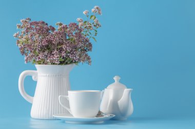 Bir buket çiçek açması kekik Vintage vazo