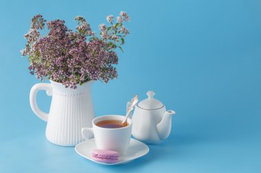 Kekik ile güzel fincan yeşil çay