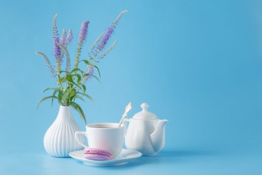 Porselen çay fincanı ve pembe çiçekler