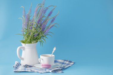 Çiçekler beyaz seramik sürahisi ile kopya alanı içinde.