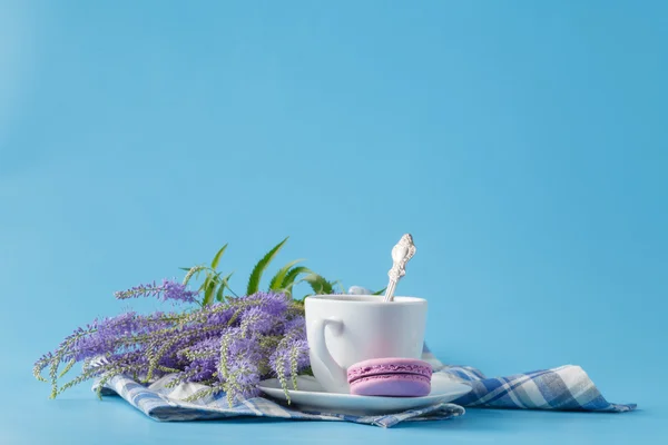 Uma xícara de café americano matinal com macarons franceses no Blue — Fotografia de Stock