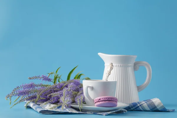 Pastel macaroon cor com café no fundo azul — Fotografia de Stock