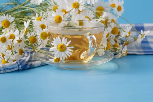 Thé à la camomille dans une tasse en verre — Photo