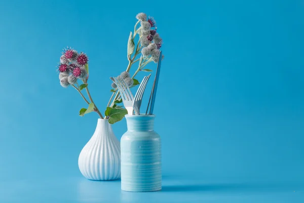 Bardane plante à fleurs sauvages et fourchettes — Photo