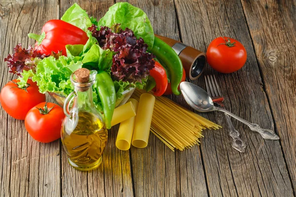 Sappige tomaten, spinazie, sla en vele soorten Italiaanse pasta — Stockfoto