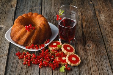 Ahşap arka plan üzerinde taze çilek ile tatlı kek. Üstten Görünüm