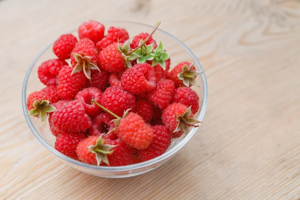 Ripe raspberries in glass bowl. Close-up. — Stock Photo, Image