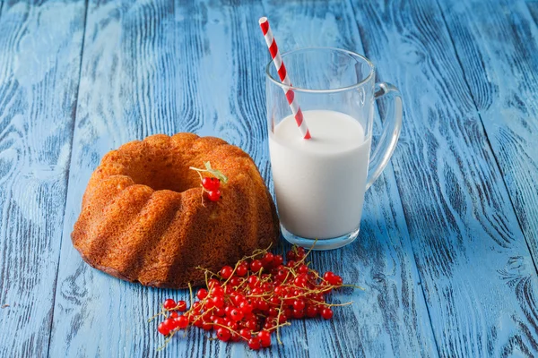 Colazione mattutina servita con torta e bacche rosse — Foto Stock