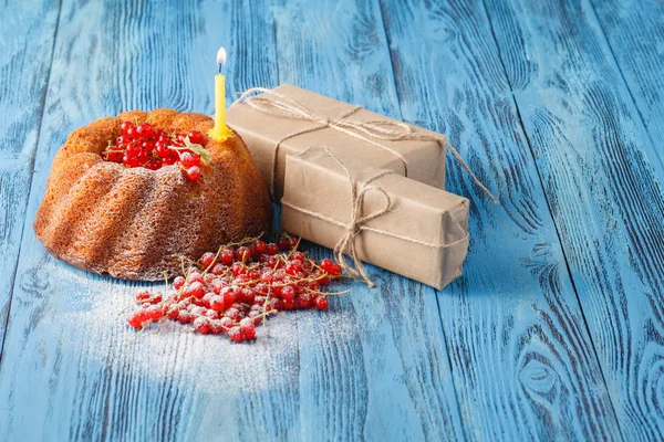 Ягодный торт с подарочной коробкой. Концепция дня рождения — стоковое фото
