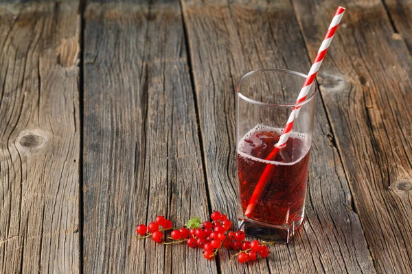 Glass jar of currant mors and fresh red currant — Stock Photo, Image