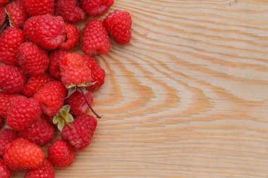 Ahududu ahşap arka plan üzerinde. Yakın çekim, görünümü, yüksek çözümü top
