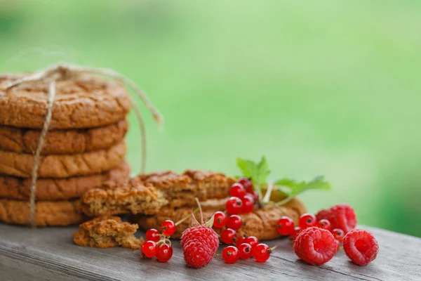 Печенье с ягодами и мятой на деревянном фоне — стоковое фото