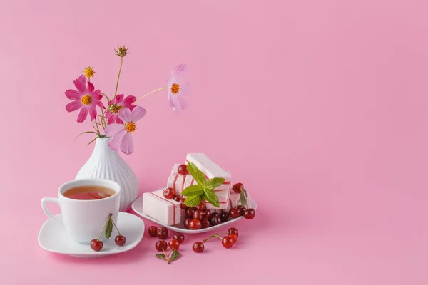 Desayuno romántico para su novia con caramelos de frutas de cereza — Foto de Stock