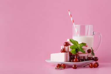 Kiraz meyveleri ile Kahvaltı