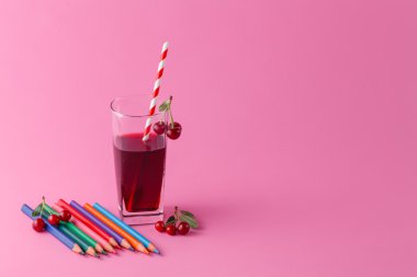 Kırmızı içecek ve olgunlaşmış kiraz meyveleri