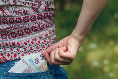 banknotların arka cebinde Close-Up