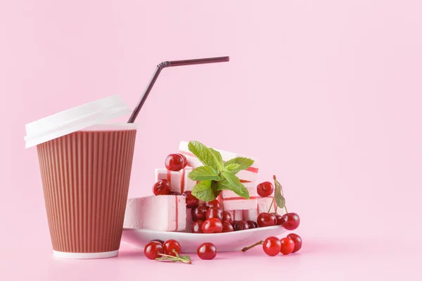 Baiser-Plätzchen mit frischen Beeren und einer Tasse Kaffee — Stockfoto