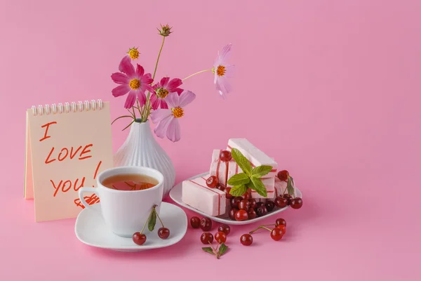 Desayuno romántico para su novia con caramelos de frutas de cereza — Foto de Stock