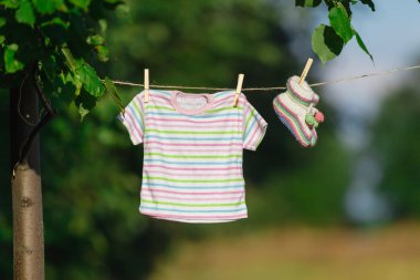 Bahçe bir satır asılı elbiseleri