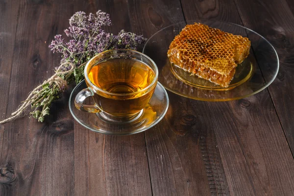 Травяной чай и мед — стоковое фото